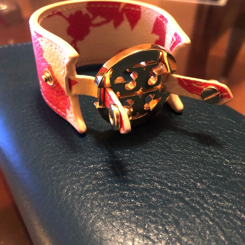 TORY BURCH Orang floral Reva Logo Leather Cuff Bracelet - Picture 12 of 13